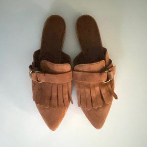 JENNI KAYNE 39 SUEDE MULES FRINGED ENGLISH TAN- SO CHIC